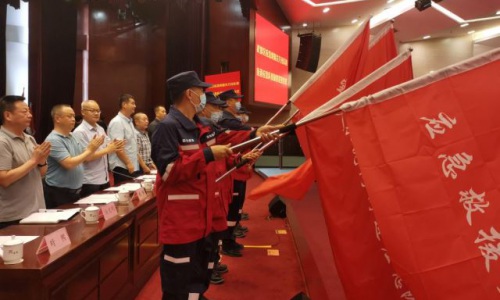 “尖刀”出鞘 護航應急 成都市武侯區應急局為轄區應急救援尖刀分隊授旗